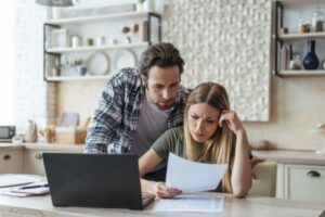 couple researching what are annuities and structured settlements